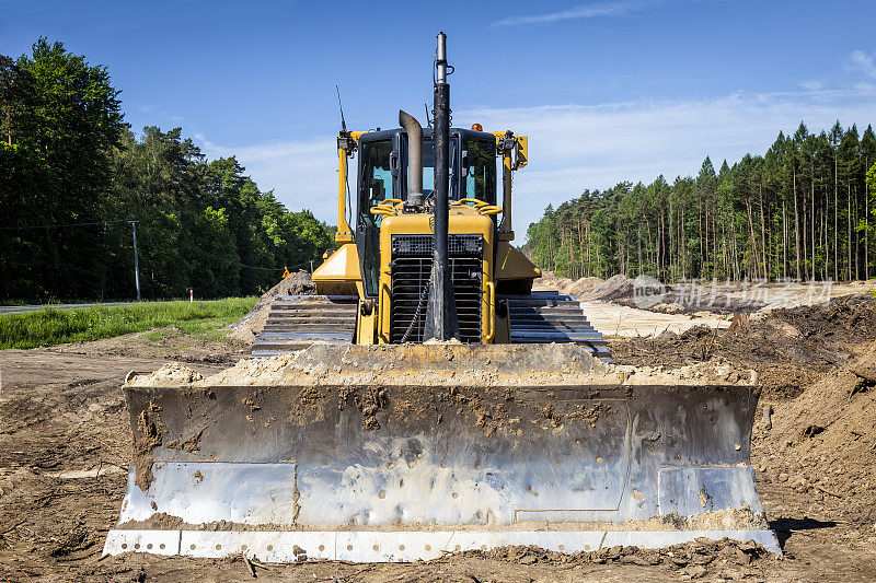 黄色推土机在公路建设S6, Goleniów，波兰